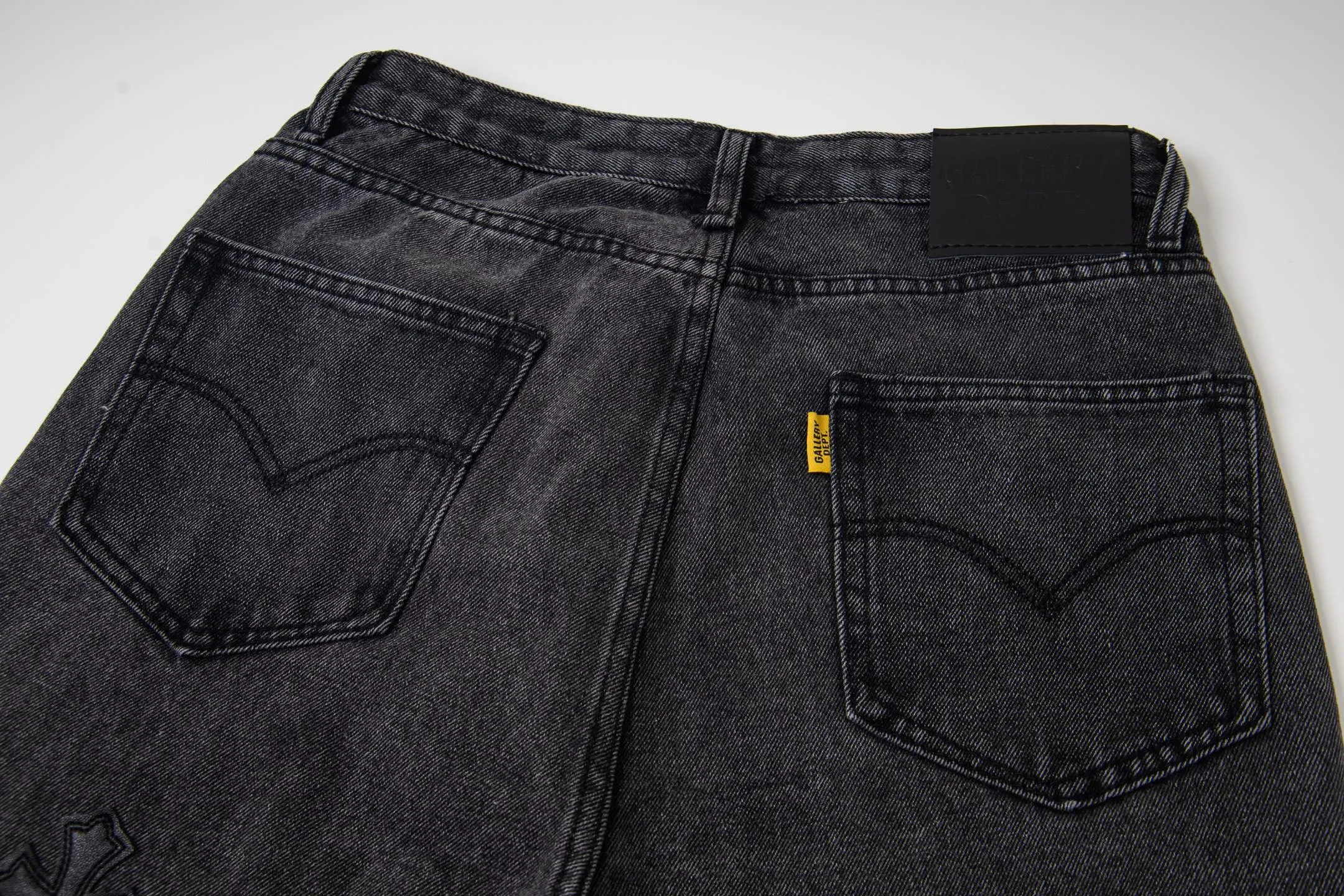 P240 Chrome Hearts Gallery co-branded limited-edition cross-flared flared jeans are a hot item this season and are sought after by countless celebrities and fashionistas. The neat details of the cutting process add color to the playful fashion! The neat and meticulous design, and the well-fitting structure is unique. The upper body not only has outstanding recognition, but also looks younger and younger. A style with the ultimate wearing meaning and performance, gorgeous color matching, and the craftsmanship of this style is also extremely extraordinary. After the finished product is washed, it is disassembled and hand-made with sheepskin cross leather and then spliced ​​together to complete. The whole piece has too many craftsmanship to describe. It is decorated with patchwork cross flowers and high-waisted washed jeans! ! Absolutely high-end luxury product, a god-level single product, a super popular product, made with top heavy industry, a must-see magic weapon that can't be missed. Style number: 1836 Size: 28 30 32 34 36 Color: black